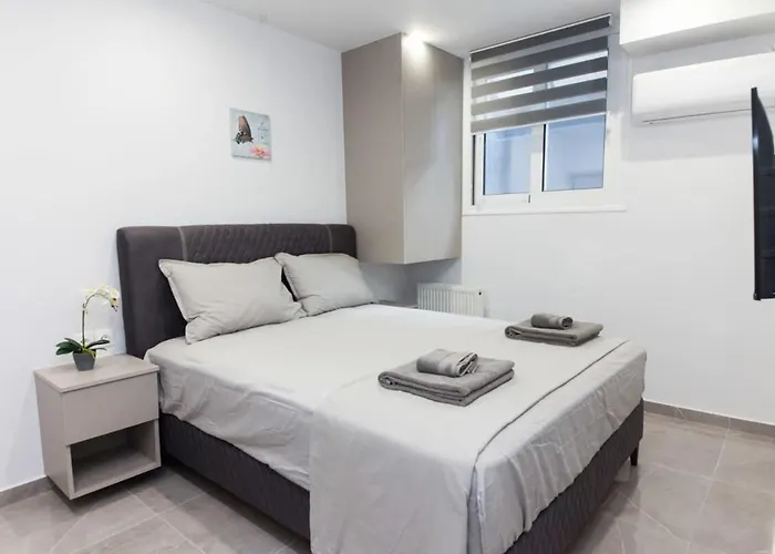 Brand New Urban Getaway Next To Megaro Mousikis