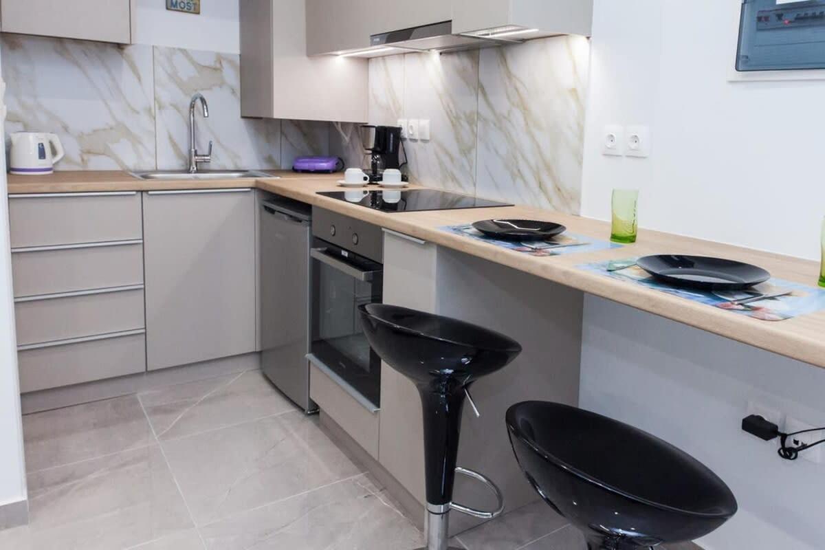 Brand New Urban Getaway Next To Megaro Mousikis *