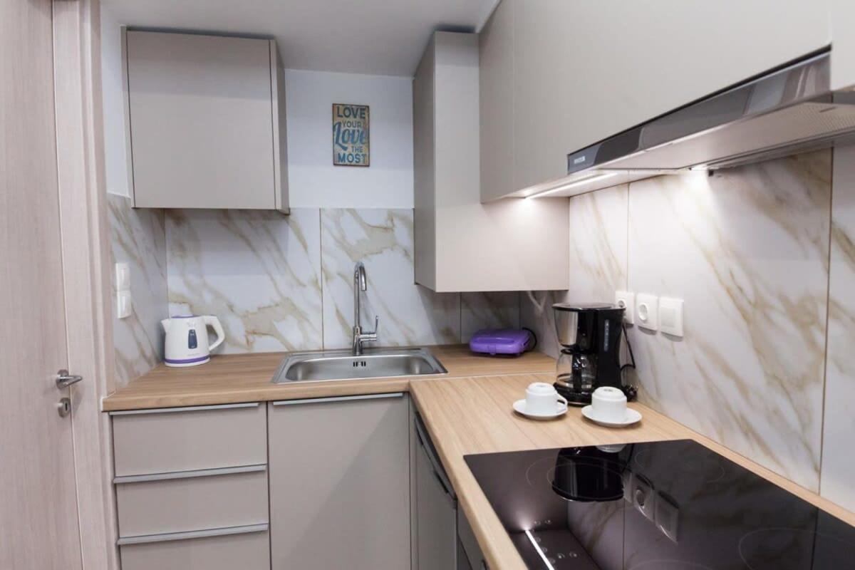 Апартаменты Brand New Urban Getaway Next To Megaro Mousikis *
