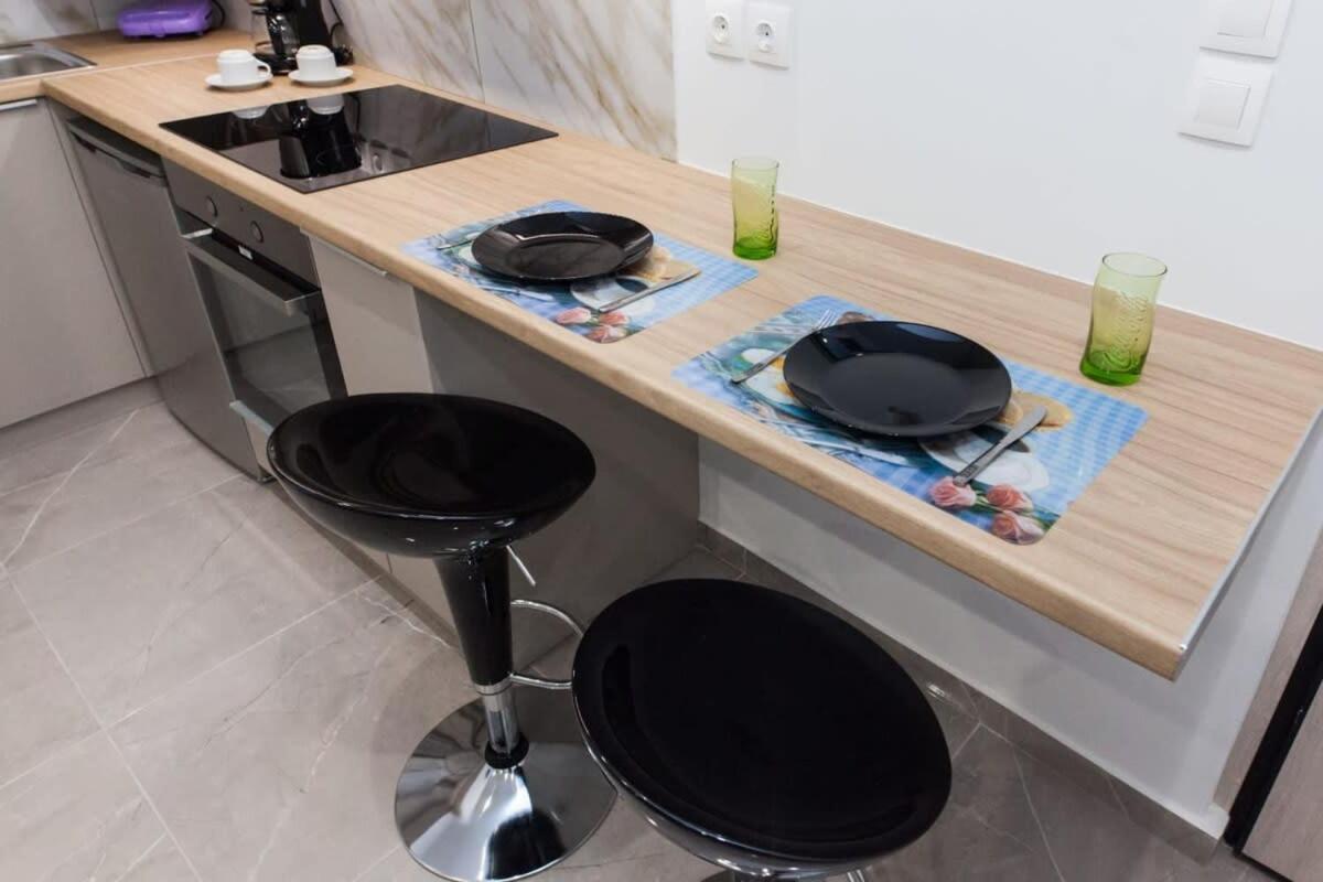 Brand New Urban Getaway Next To Megaro Mousikis *